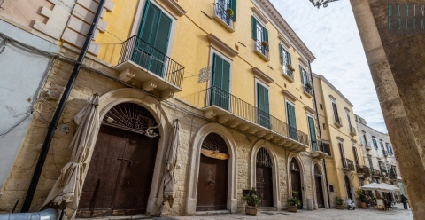 Cinque portali, sale affrescate e un torrino che svetta sul mare di Bari: � il nobiliare Palazzo Giotta